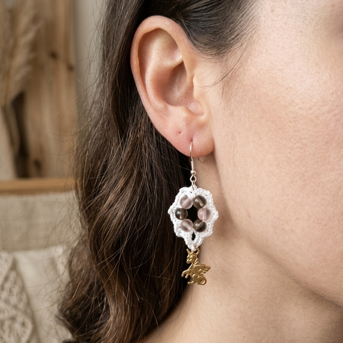 Boucles d’oreilles crochet perles blanches & breloques dorées, fait main élégantes et légères