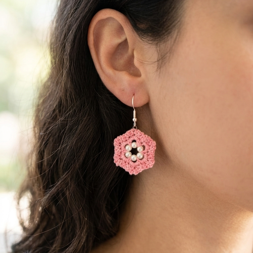 Boucles d’oreilles crochet rose en coton, fleurs hexagonales avec perles blanches, fait main