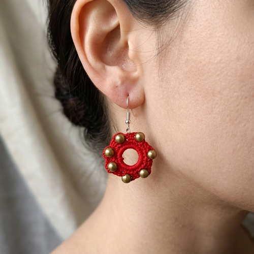 Boucles d’oreilles crochet rouge et perles dorées, bijoux artisanaux en coton, anneaux bohèmes élégants