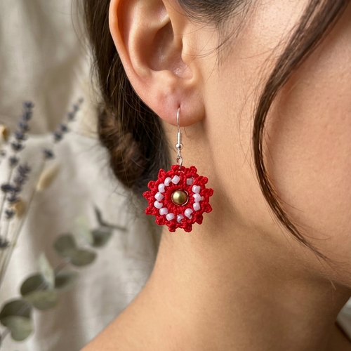 Boucles d’oreilles crochet coton rouge et perles, bijoux faits main élégants et bohèmes