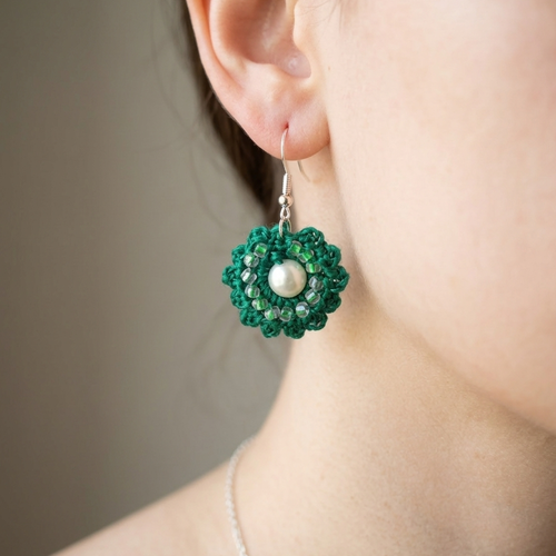 Boucles d’oreilles crochet vert émeraude & perle nacrée, fait main, légères et élégantes