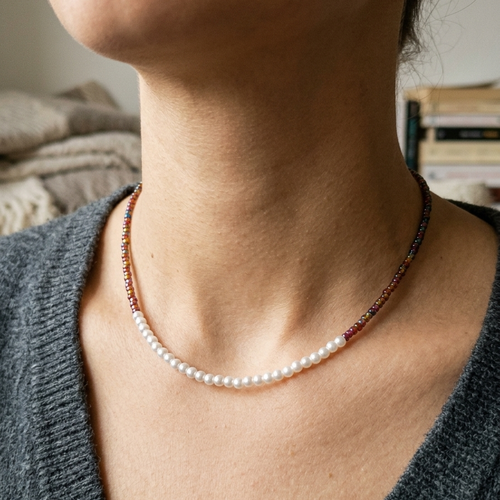 Collier ras du cou perles multicolores et blanches, fait main, bijou artisanal délicat bohème