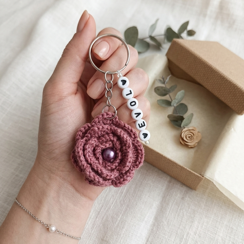Porte clés fleur crochet personnalisable avec perles lettres, fait main, bijou sac romantique
