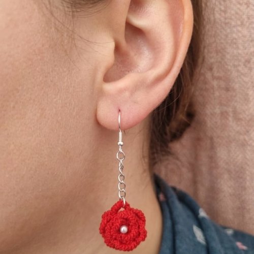 Boucles d'oreilles fleurs au crochet rouge avec perle, fait main en coton