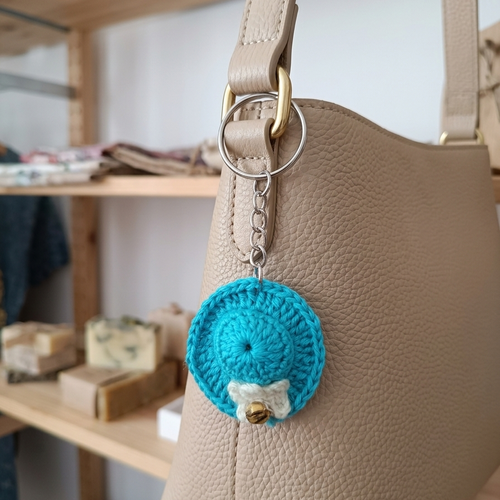 Porte-clés chapeau au crochet fait main, accessoire original bleu fleur perle, idée cadeau unique