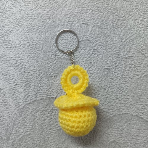 Porte clés sucette totoche au crochet , accessoire bijou pour sac