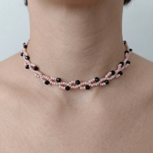 Collier ras du cou corail et noir, perles tissées à la main, bijou artisanal élégant
