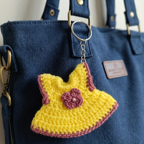 Porte clés miniature au crochet jaune, fait main, accessoire artisanal unique