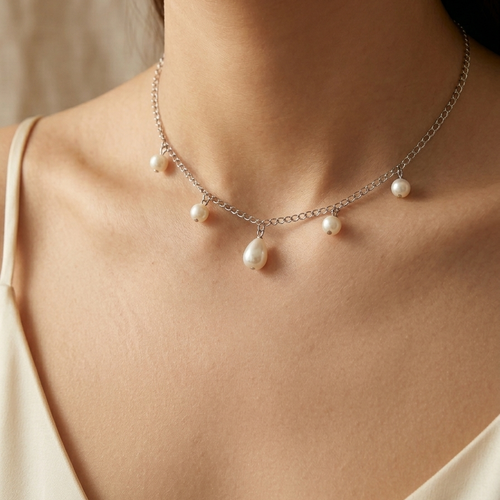 Collier ras du cou chaîne argentée et perles blanches, collier ajustable fait main avec pendentif perle goutte, bijou élégant