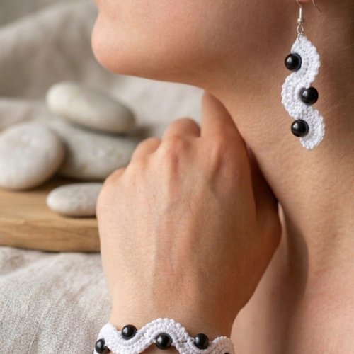 Parure crochet blanc et perles noires bracelet et boucles d'oreilles