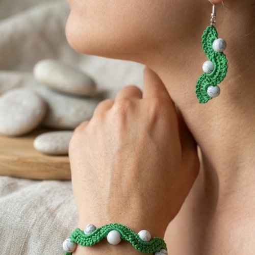 Parure crochet vert et perles bracelet et boucles d'oreilles