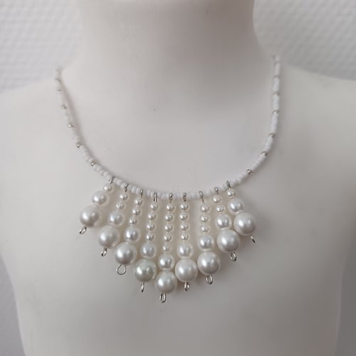 Collier en perles blanches ,création artisanale