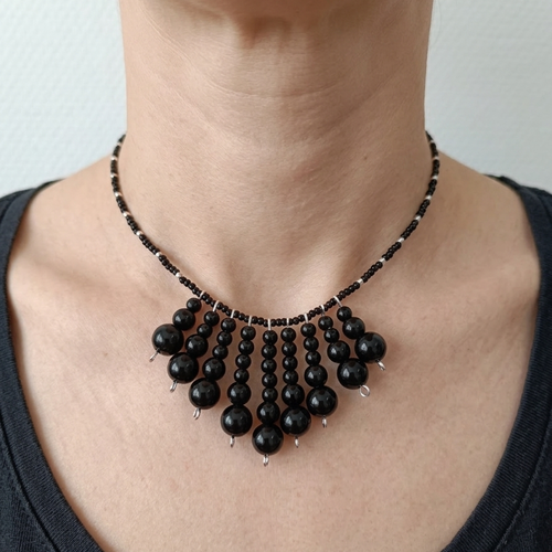 Collier en perles noires fait main, collier chic élégant,
