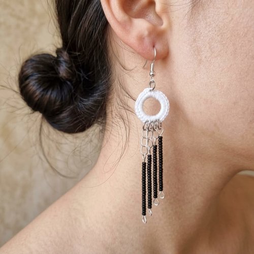 Boucles d'oreilles crochet perles noires, anneaux coton blanc, fait main
