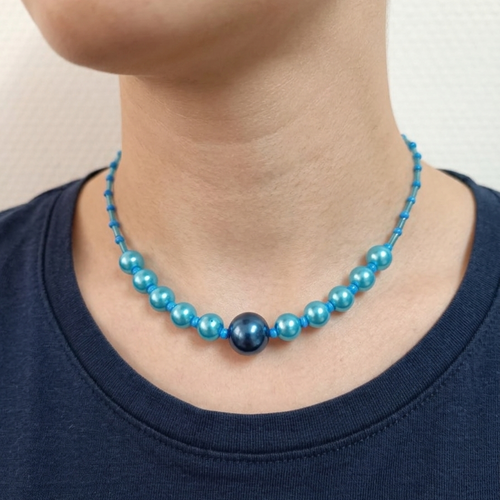Collier ras du cou en perles bleues tubes et perles rondes bleu marine élégante