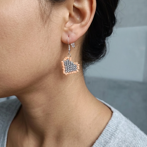 Boucles d’oreilles cœur en perles tissées à l’aiguille, bijoux faits main bohème chic