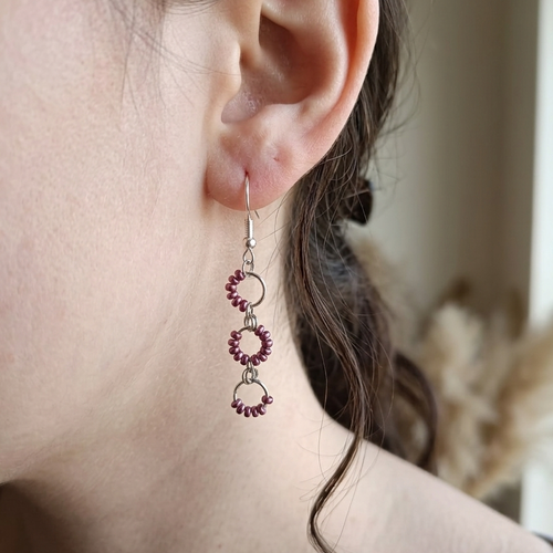Boucles d’oreilles anneaux perlés bordeaux argentées, bijou fait main personnalisable