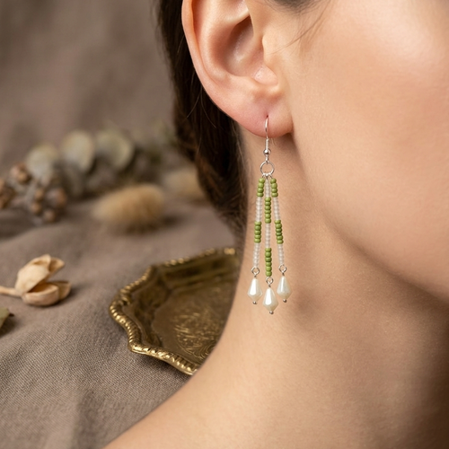 Boucles d'oreilles perles vert anis et blanches, bijou fait main bohème chic