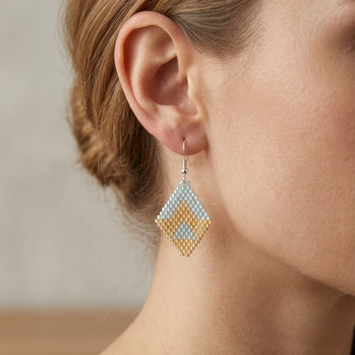 Boucles d'oreilles losange en perles tissées, bijou fait main bohème chic bleu et doré