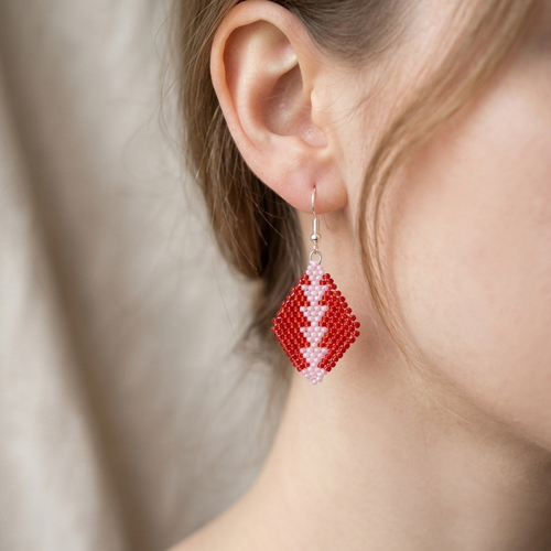 Boucles d'oreilles losange en perles tissées à l’aiguille, rouge et rose, fait main