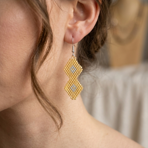 Boucles d'oreilles perlées tissées à l’aiguille jaune et blanc, bijou fait main bohème chic