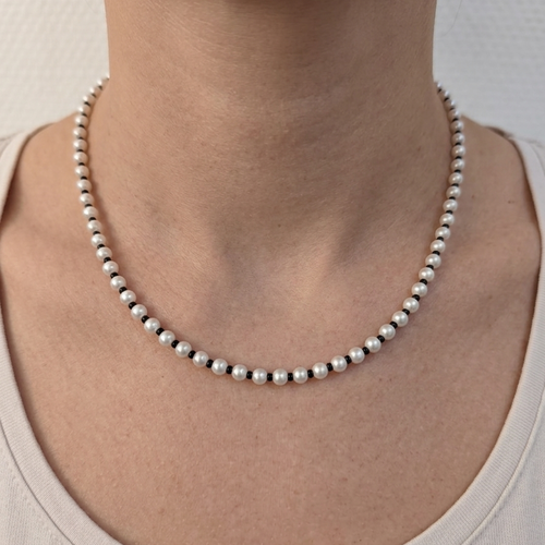 Collier ras du cou perles nacrées et fines perles noires, fait main, chic & minimaliste