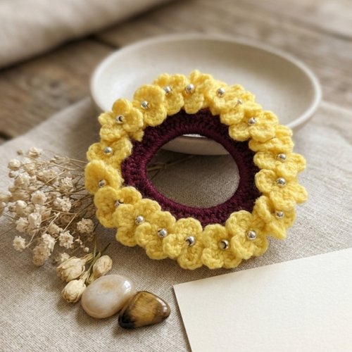 Chouchou crochet fleurs jaunes avec perles argentées, élastique cheveux fait main, accessoire bohème chic