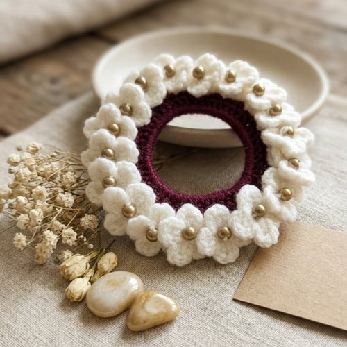 Chouchou élastique au crochet bordeaux et fleurs blanches perlées, accessoire cheveux fait main