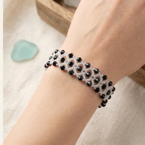 Bracelet manchette tissé à l’aiguille noir et blanc en perles de verre, bijou artisanal fait main