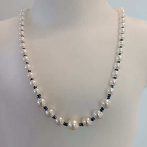 Collier en perles noires et crèmes