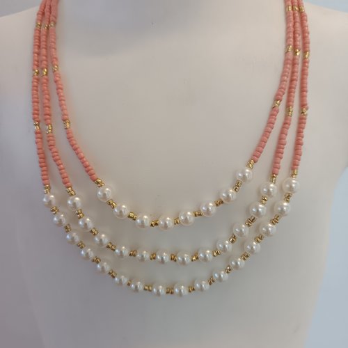 Collier en perles corail et dorées crèmes