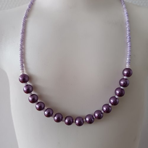 Collier en perles violettes