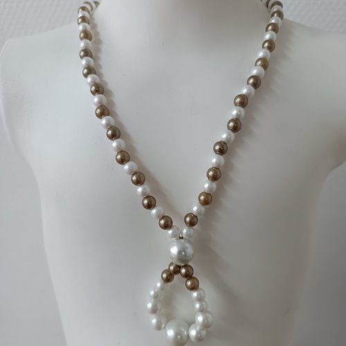 Collier en perles blanches