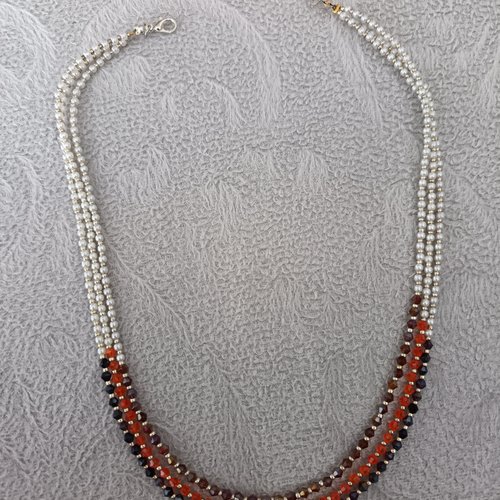 Collier en perles blanches et argentées