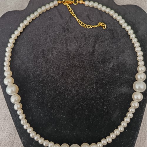 Collier en perles blanches nacrées