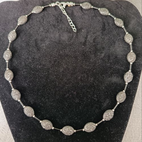 Collier en perles blanches et noires