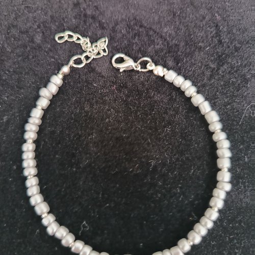 Bracelet en perles blanches et argentées