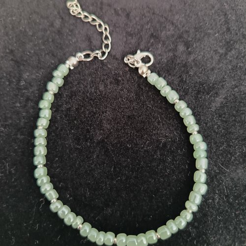 Bracelet en perles vertes et argentées