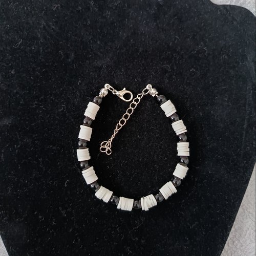 Bracelet en perles blanches et perles noires