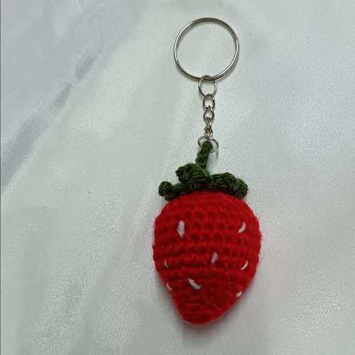Porte clés amigurumi fraise au crochet