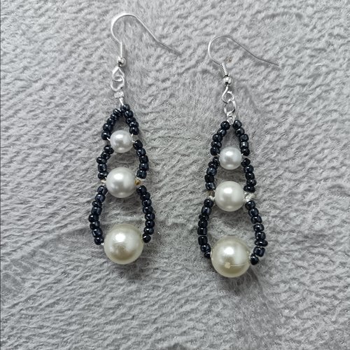 Boucles d'oreilles pendantes en perles noires et blanches