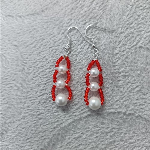 Boucles d'oreilles pendantes en perles rouges et blanches