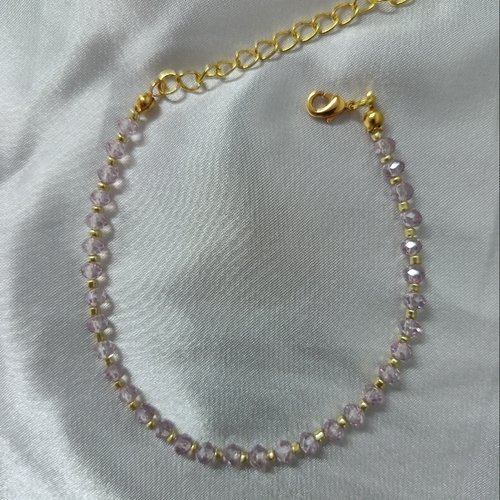 Bracelet en perles de cristal rose et perles dorées