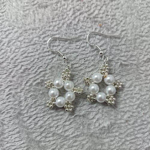 Boucles d'oreilles en perles blanches et argentées