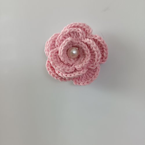 Fleur rose au crochet aimanté
