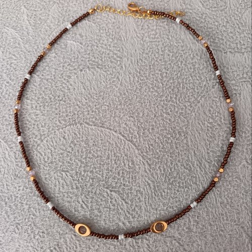 Collier en perles ras du cou