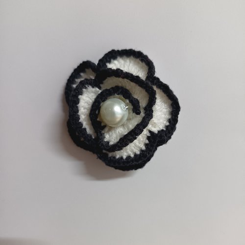 Aimant rose au crochet en perle