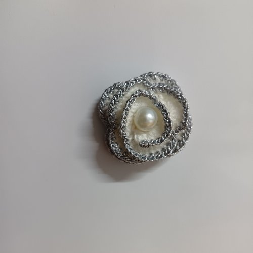 Aimant rose au crochet en perle