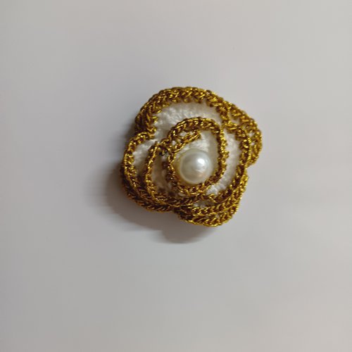 Aimant fleur rose au crochet en perle