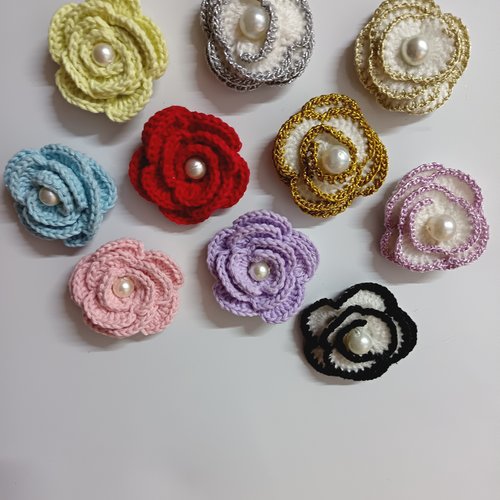 Aimant fleur rose au crochet en perle